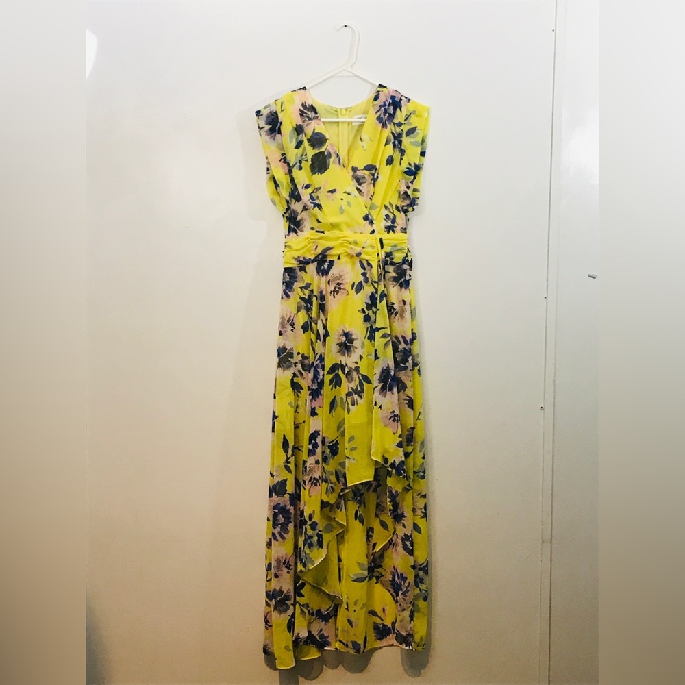 💕Size 2.Beautiful yellow dress with pink and blue flowers. New dress for $45